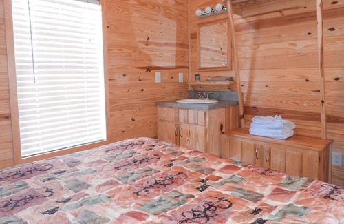 Leasburg Cabin | Ransom's Retreat Group cabin rental near Meramec River