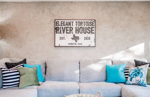 Thomaston House | ✓Rapids In Private Backyard✓65" TV✓Deck + BBQ Full Property (sleeps 12)