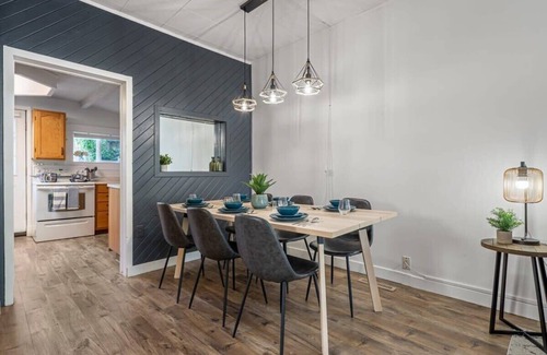 Drumheller House | Raptor Retreat | Steps to the Big Dino | Sleeps 8!