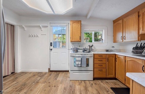 Drumheller House | Raptor Retreat | Steps to the Big Dino | Sleeps 8!