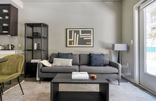 Barton Heights Apartment | Rare Barton Springs 1BR w/Gym, Pool & W/D, nr downtown, by Blueground