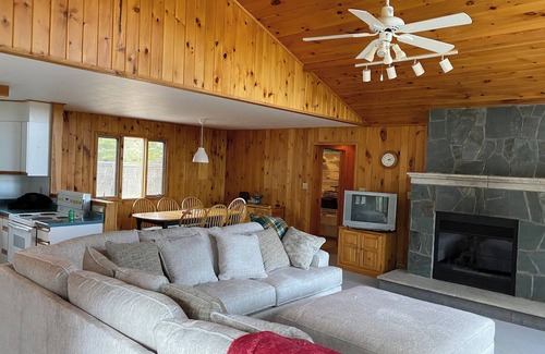 Northern Ontario Cabin | Rare Beachfront Cabin in Clearwater Bay, only 25 min from Kenora. Pet friendly!