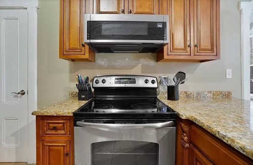 Metro Center House | Rare, Brick 6-bedroom Row house within minutes of Marvelous Springfield's
