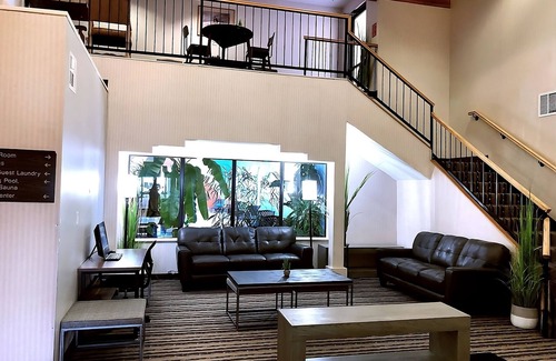 Window Rock Hotel | Rare Find! 3 Budget Friendly Units! Pool, Free Breakfast, Parking, Pets Allowed!