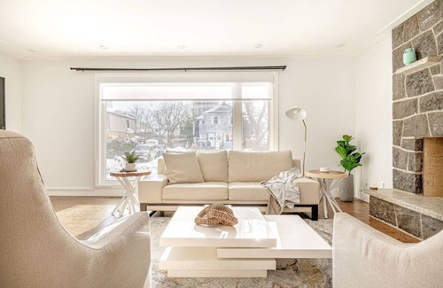 Westboro House | Rare find! 4 BR Exec Home in Westboro Beach with Chef's Kitchen, Guest Suite