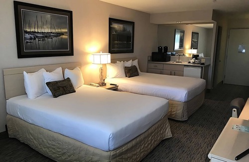 Warrenton Hotel | RARE FIND! COMFY UNIT FOR 4, SAUNA, POOL AND GYM