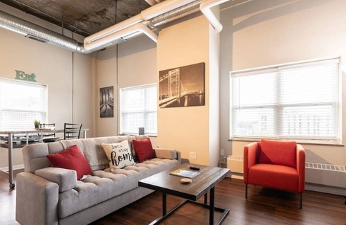 Country Club Plaza Area Apartment | Rare Find KC Plaza Loft One Bedroom Pool/Gym