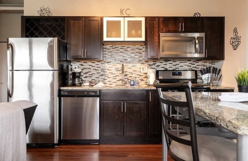 Country Club Plaza Area Apartment | Rare Find KC Plaza Loft One Bedroom Pool/Gym