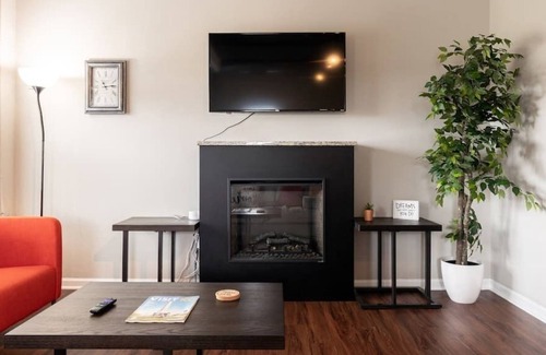 Country Club Plaza Area Apartment | Rare Find KC Plaza Loft One Bedroom Pool/Gym