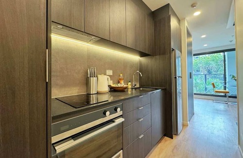 Newton Apartment | Rare Find Retreat AC 1B Parkside View vs Sky Tower