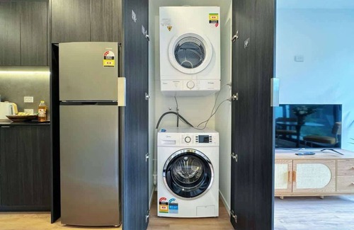 Newton Apartment | Rare Find Retreat AC 1B Parkside View vs Sky Tower