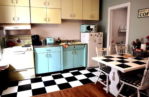 Deadwood Apartment | Rare Hideaway on Main, Retro unit