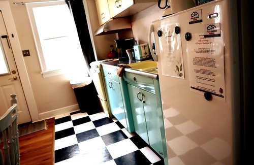 Deadwood Apartment | Rare Hideaway on Main, Retro unit