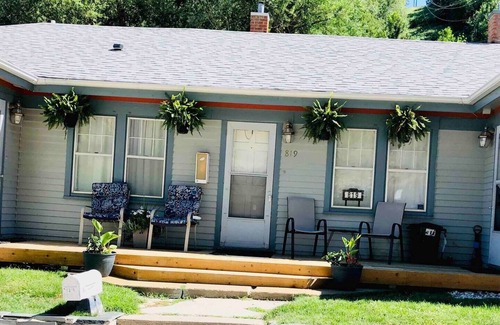 Deadwood Apartment | Rare Hideaway on Main, Retro unit