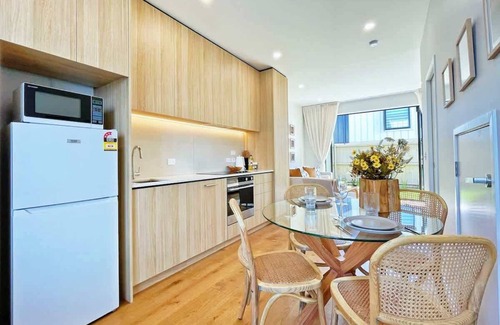 Grey Lynn Condo | Rare Retreat Stylish 2BR Townhouse vs AC & Parking