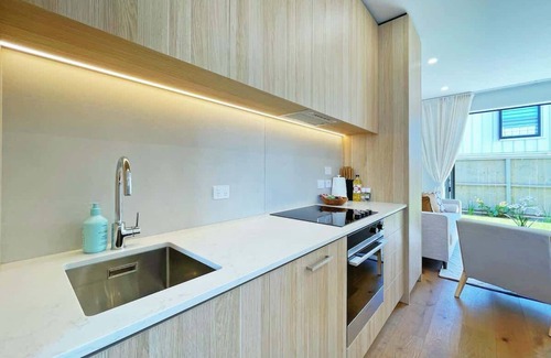 Grey Lynn Condo | Rare Retreat Stylish 2BR Townhouse vs AC & Parking