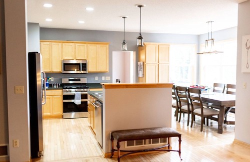 Inver Grove Heights House | Rare Super Host - Arcade w/5 Kings, Hot Tub, Pub