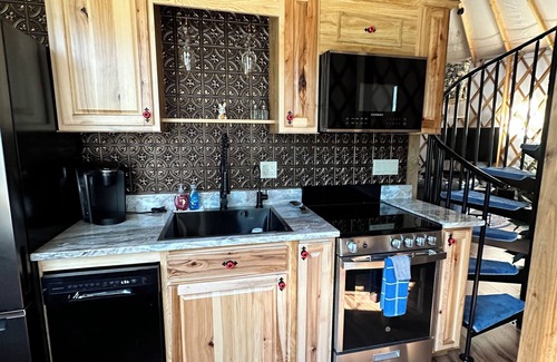 Shenandoah House | Rascally Rabbit Yurt - Shenandoah VA - Hot tub, wood burning fireplace, wifi
