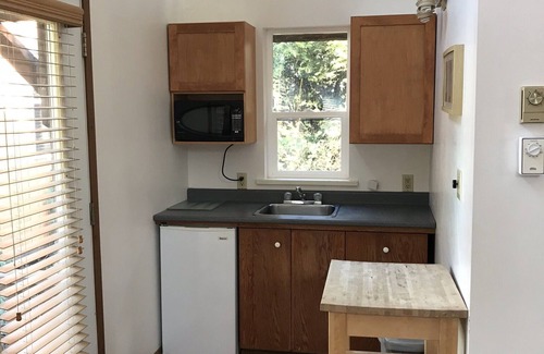 Sechelt Cabin | Raven Cabin on waterfront property of Porpoise Bay with beach access.