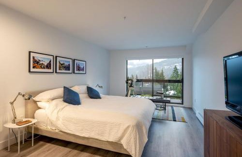 Blueberry Hill Apartment | Ravencrest 204 by Outpost Whistler