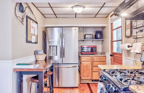 Salem Condo | Ravens Hollow- Enchanting 2-bedroom condo Near Downtown Salem