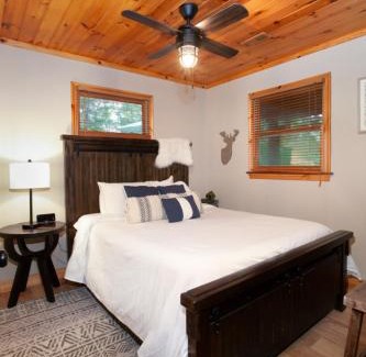 Gatlinburg - Pigeon Forge House | Ravens Hollow Private Pool Hot Tub Games