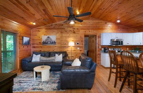 Gatlinburg - Pigeon Forge House | Ravens Hollow Private Pool Hot Tub Games