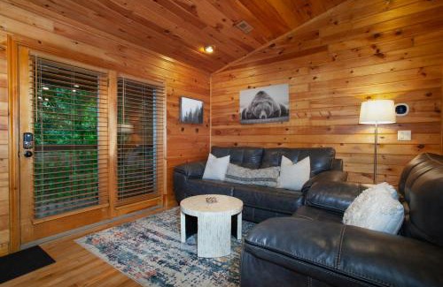 Gatlinburg - Pigeon Forge House | Ravens Hollow Private Pool Hot Tub Games