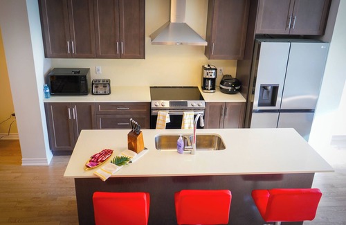 Brampton House | Ravine lot Luxurious 3 plus 1 bedrooms sleeps 8 to 10, townhouse in Brampton ON