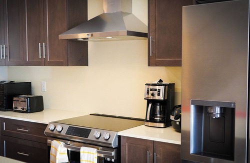 Brampton House | Ravine lot Luxurious 3 plus 1 bedrooms sleeps 8 to 10, townhouse in Brampton ON