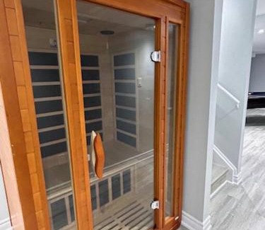 Whitby Apartment | Ravine Retreat - 3RM Suite, 2BD, 1 WR, Pool, Sauna