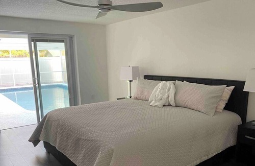 La Villa Gardens House | Ray of Sunshine-Pool home near Honeymoon Island