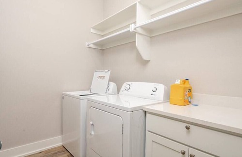 Fayetteville House | Razorback Getaway ~ Spacious Retreat Near Campus