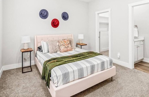 Fayetteville House | Razorback Getaway ~ Spacious Retreat Near Campus