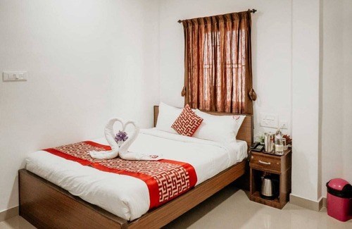 Perundurai Hotel | RD HOTEL ANNA STATUE