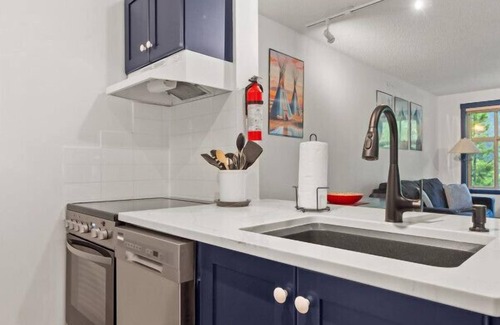 East Kootenay Apartment | Reach Your Peak | Ski In/Ski Out | Pool | Hot Tub