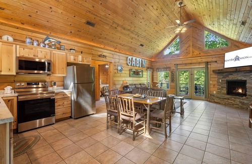 Big Cedars Cabin | Real LogCabin- Near Big Cedar! Private Hot Tub & Grill! Huge Deck Car Charger