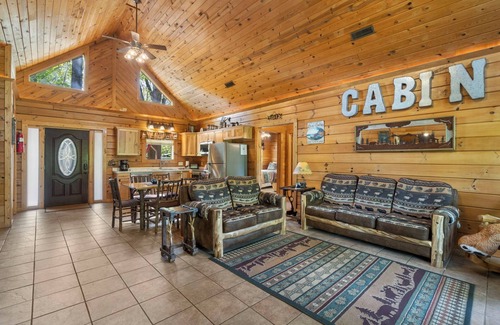 Big Cedars Cabin | Real LogCabin- Near Big Cedar! Private Hot Tub & Grill! Huge Deck Car Charger