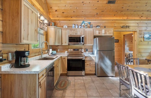 Big Cedars Cabin | Real LogCabin- Near Big Cedar! Private Hot Tub & Grill! Huge Deck Car Charger
