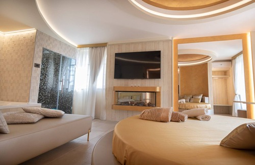 Rivotorto Apartment | Rebecca Suite - Suite with private whirlpool tub and steam room