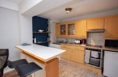 City Centre Glasgow Apartment | Recently Decorated Cozy 2 Bed in Glasgow City