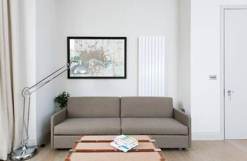 Askew Apartment | Recently redecorated bright 1BR near Shepherds Bush with parking SOA