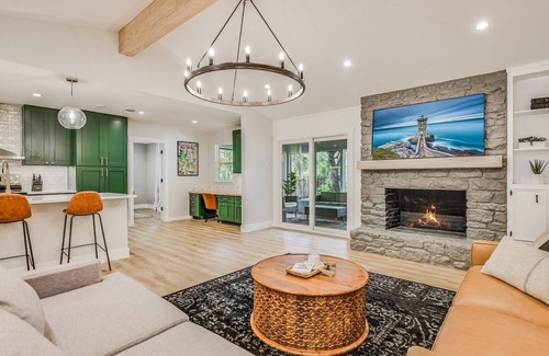 Forest North Estates House | Recently Remodeled Home~ Great for Small Groups & Families!
