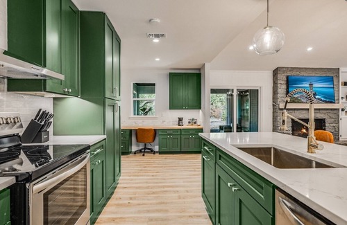 Forest North Estates House | Recently Remodeled Home~ Great for Small Groups & Families!