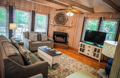 Pine Mountain Cabin | Recently renovated, beautiful chalet just miles from Wild Animal Safari