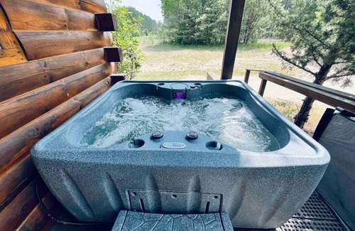 Thompsonville Cabin | Recently renovated Log cabin with Hot tub!