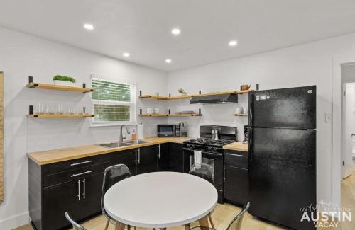 East MLK House | Recently Renovated E Austin Duplex and Free Parking
