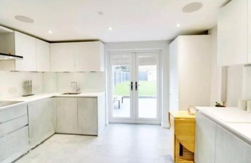 Hatfield House | Recently renovated,modern house. train station