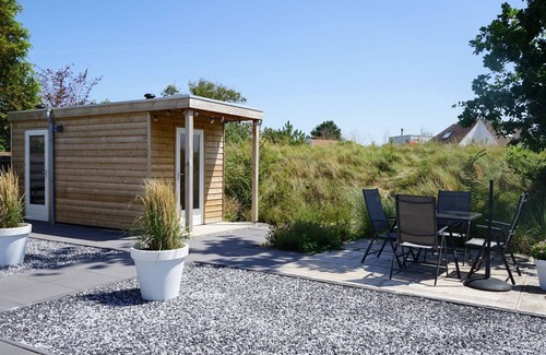 Ouddorp House | Recently renovated with sauna, modern furnished, lots of comfort and nice landscaped outdoor surroundings that blend seamlessly into the natural environment.