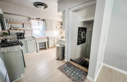 Appleton House | Reclaimed Historic Home 1min to Downtown-Sleeps 7!